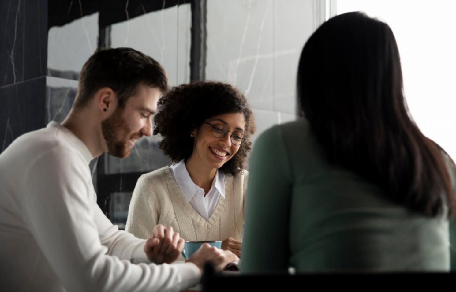 Momento di riflessione personale in un ambiente naturale