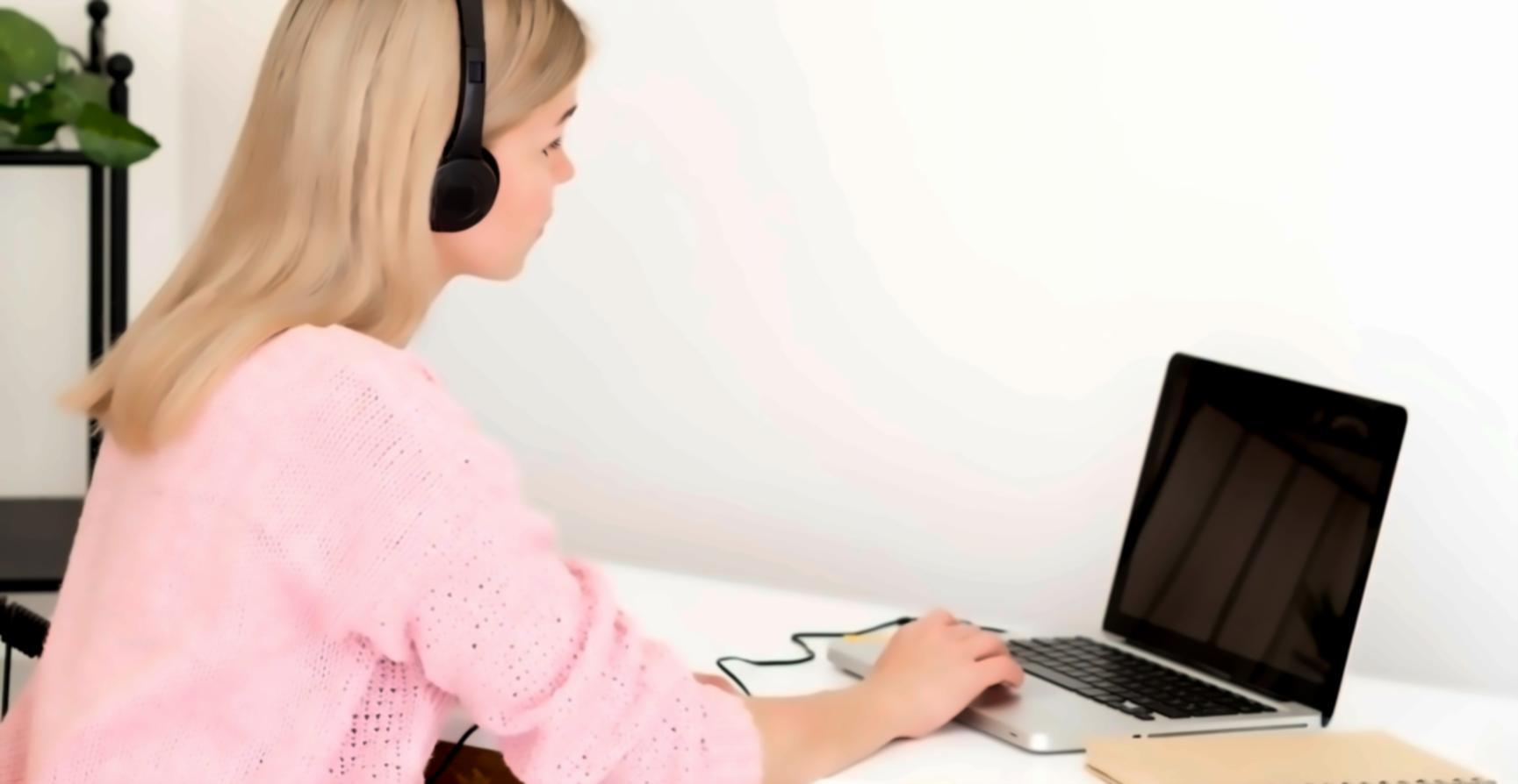 Spazio di lavoro accogliente con libri e piante